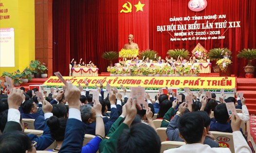 Đại hội Đảng bộ tỉnh Nghệ An lần thứ XIX biểu quyết danh sách đề cử Ban chấp hành Đảng bộ tỉnh nhiệm kỳ 2020-2025. Ảnh: Kiên Cường