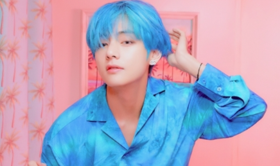 V - BTS là một trong những nghệ sĩ Hàn Quốc gây ấn tượng mạnh với vẻ đẹp ma mị khi nhuộm tóc xanh dương. Ảnh nguồn: Mnet.