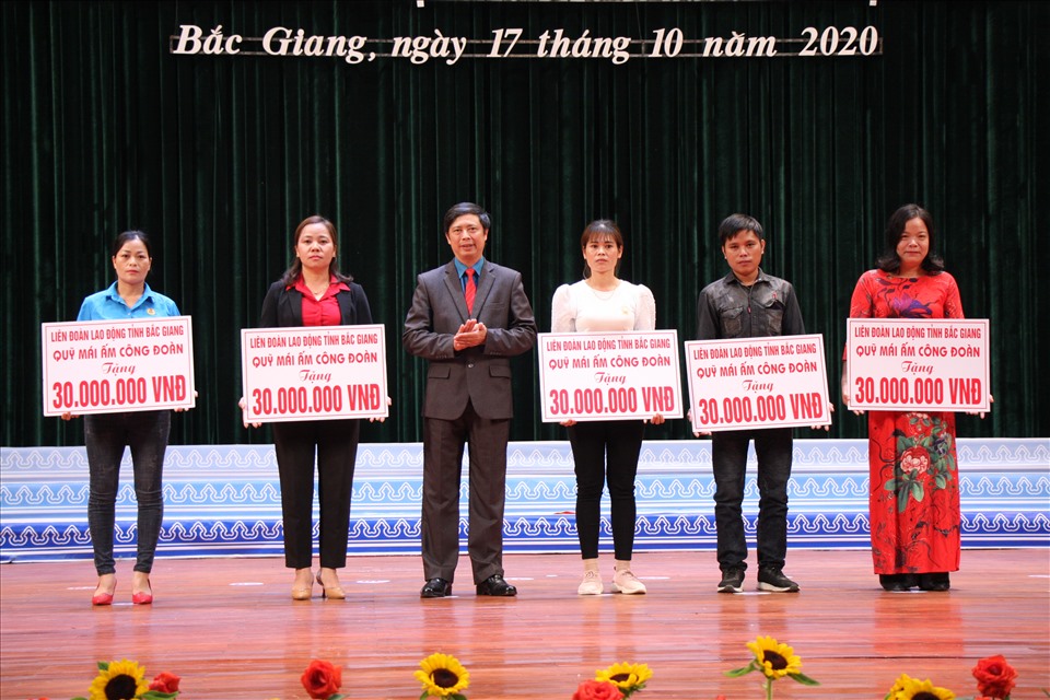Ông Nguyễn Văn Cảnh trao kinh phí hỗ trợ xây dựng "Mái ấm công đoàn" cho đoàn viên khó khăn. Ảnh: LĐLĐ tỉnh Bắc Giang.