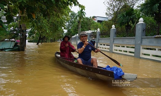Nhiều ngày nay, do ảnh hưởng của mưa lũ khiến hầu hết các con đường thuộc TP. Huế chìm trong biển nước. Ảnh: Phúc Đạt.