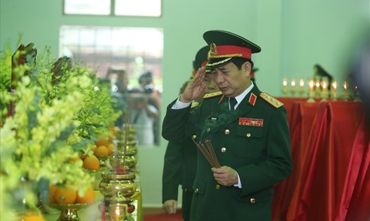Thượng tướng Phan Văn Giang, Tổng Tham mưu trưởng Quân đội nhân dân Việt Nam viếng các liệt sĩ. Ảnh: Hữu Long
