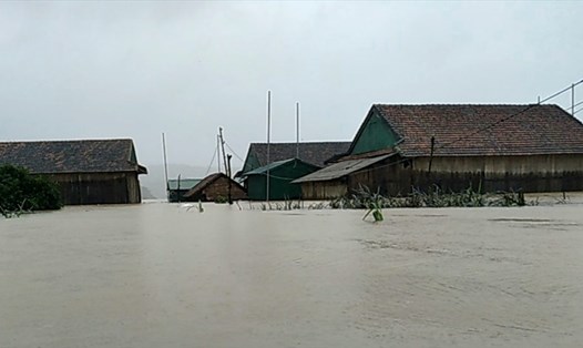 Mưa lớn gây ngập lụt diện rộng tại Quảng Bình, một số địa bàn huyện Minh Hóa lại chìm trong biển nước. Ảnh: LPL