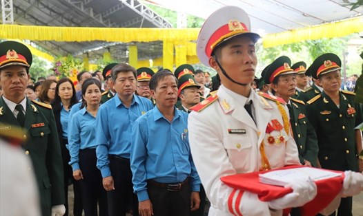 Đoàn của LĐLĐ tỉnh Thừa Thiên -Huế vào viếng 13 liệt sĩ. Ảnh: Tùng Giang