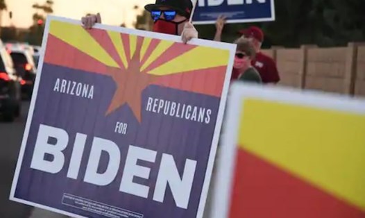 Các thành viên Đảng Cộng hòa Arizona cầm biển ủng hộ cử viên tổng thống đảng Dân chủ Joe Biden tại Phoenix. Theo các cuộc thăm dò quốc gia bầu cử Mỹ, ông Joe Biden đang dẫn trước Tổng thống Donald Trump. Ảnh: AFP.