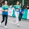 Hoa hậu Đỗ Mỹ Linh và Lương Thuỳ Linh hào hứng tham gia thi chạy tại Hà Nội. Ảnh: Hoà Nguyễn.