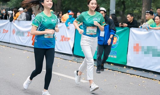 Hoa hậu Đỗ Mỹ Linh và Lương Thuỳ Linh hào hứng tham gia thi chạy tại Hà Nội. Ảnh: Hoà Nguyễn.
