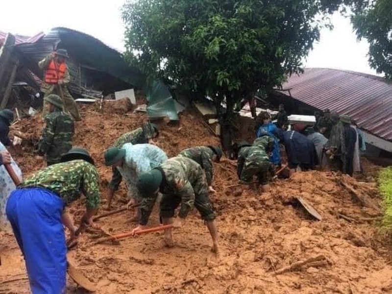 Mưa lũ gây sạt lở đất, cướp đi hàng chục sinh mạng người dân và chiến sĩ quân đội. Ảnh: PCTT