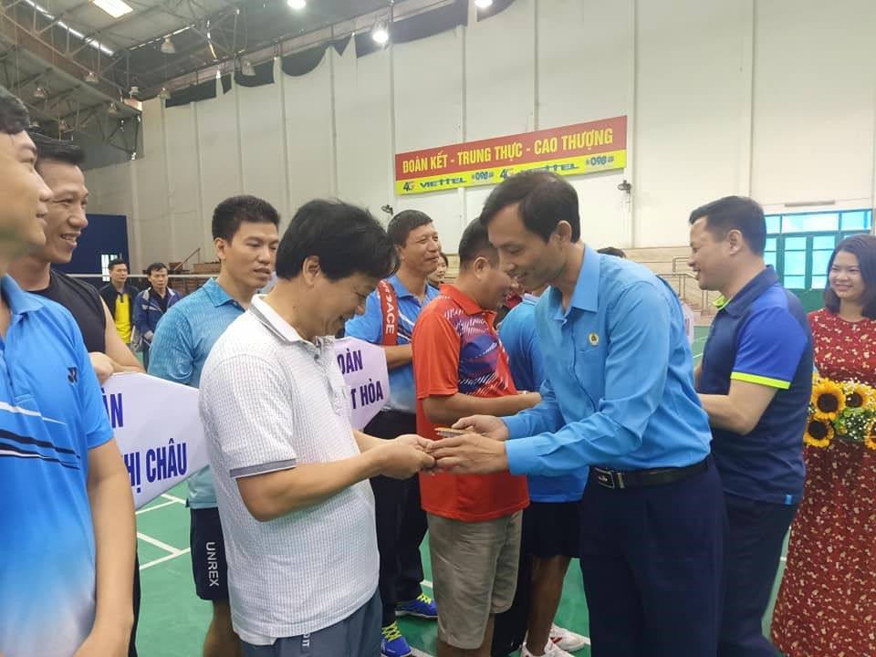 Chủ tịch LĐLĐ tỉnh Hải Dương Mai Xuân Anh động viên các vận động viên tham dự giải. Ảnh: CĐHD