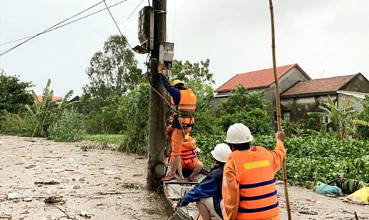 Công ty Điện lực Quảng Bình nỗ lực khắc phục thiệt hại do mưa lũ. Ảnh: LPL