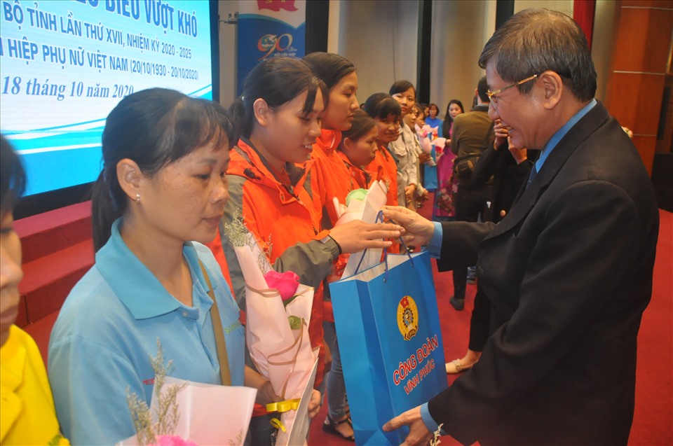 Ông Trần Thanh Hải -  Phó Chủ tịch Thường trực Tổng LĐLĐ Việt Nam - trao quà tới các nữ công nhân lao động tiêu biểu vượt khó. Ảnh: Bảo Hân.