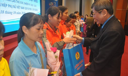 Ông Trần Thanh Hải -  Phó Chủ tịch Thường trực Tổng LĐLĐ Việt Nam - trao quà tới các nữ công nhân lao động tiêu biểu vượt khó. Ảnh: Bảo Hân.