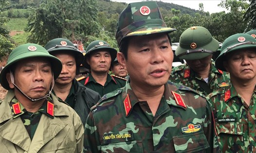 Trung tướng Nguyễn Tân Cương, Thứ trưởng Bộ Quốc phòng chỉ đạo công tác cứu hộ tại huyện Hướng Hóa. Ảnh: HT.