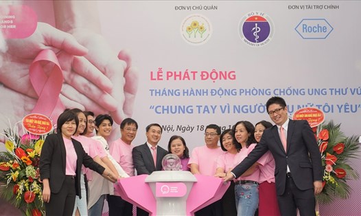 Lãnh đạo Bộ Y tế phát động tháng hành động phòng chống ung thư vú. Ảnh: Quỹ NMTS