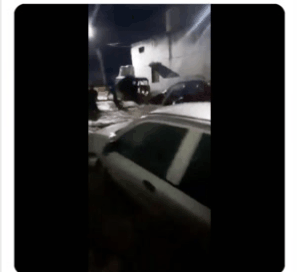 Mưa lũ kinh hoàng càn quét trong 3 ngày qua ở Ấn Độ đã cuốn trôi nhiều ôtô. Ảnh: Twitter