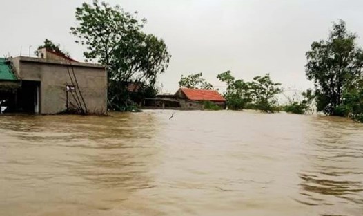 Tất cả các địa bàn trên huyện Lệ Thủy đều chìm trong nước lũ. Ảnh: LPL