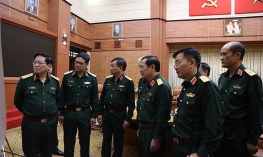 Đại tướng Ngô Xuân Lịch cùng lãnh đạo Bộ Quốc phòng nghe các cơ quan chức năng báo cáo tình hình mưa lũ và công tác tìm kiếm, cứu hộ, cứu nạn tại khu vực miền Trung. Ảnh BQP
