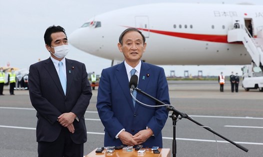 Thủ tướng Nhật Bản Suga Yoshihide tại sân bay Haneda, Tokyo ngày 18.10, bắt đầu chuyến thăm 4 ngày tới Việt Nam và Indonesia. Ảnh: AFP