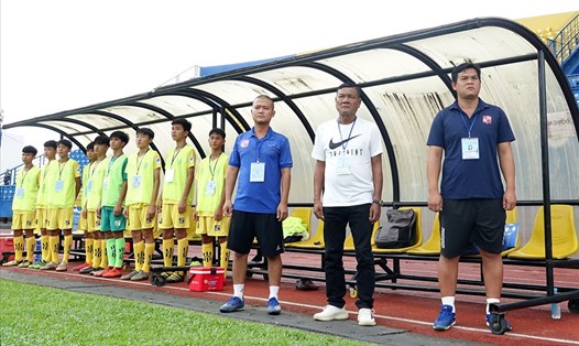Huấn luyện viên Nguyễn Quốc Bình (thứ hai từ phải sang), chưa thể giúp U15 Đồng Nai tạo nên bất ngờ. Ảnh: Next Media.
