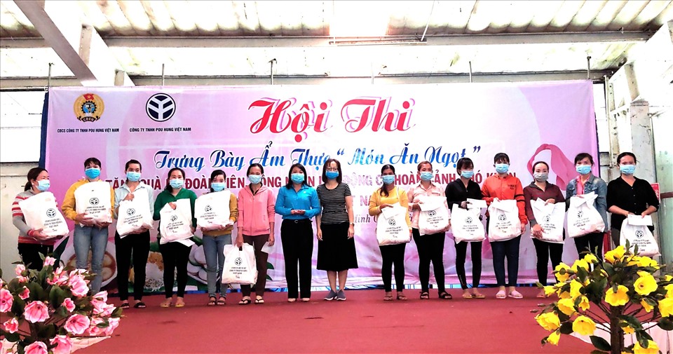Trao tặng quà cho các chị em nữ đoàn viên, công nhân, lao động có hoàn cảnh khó khăn. Ảnh LĐLĐ Tây Ninh