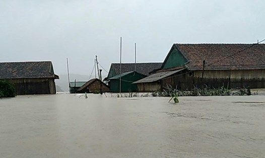 Mưa lớn gây ngập lụt diện rộng tại Quảng Bình, một số địa bàn huyện Minh Hóa lại chìm trong biển nước. Ảnh: LPL.