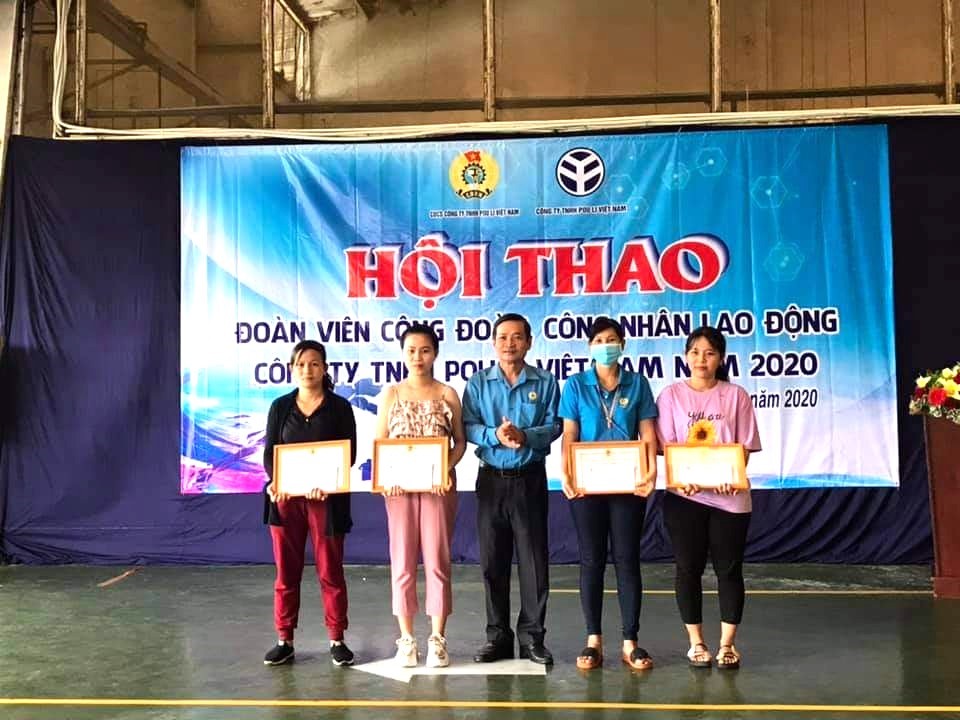 Trao giải thưởng cho các vận động viên đạt giải hội thao. Ảnh LĐLĐ Tây Ninh