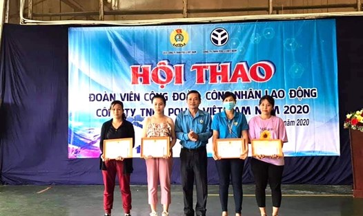Trao giải thưởng cho các vận động viên đạt giải hội thao. Ảnh LĐLĐ Tây Ninh