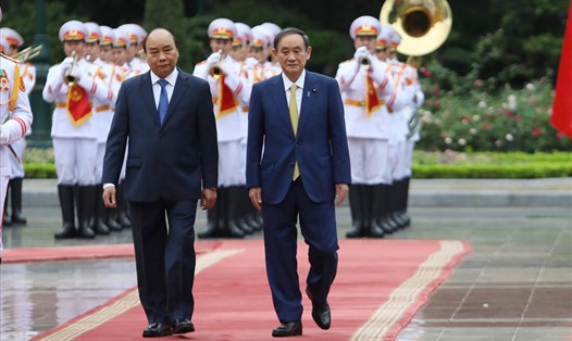Thủ tướng Nguyễn Xuân Phúc chủ trì lễ đón Thủ tướng Nhật Bản Suga Yoshihide và Phu nhân thăm chính thức Việt Nam sáng 19.10 tại Phủ Chủ tịch. Ảnh: Tạ Quang.