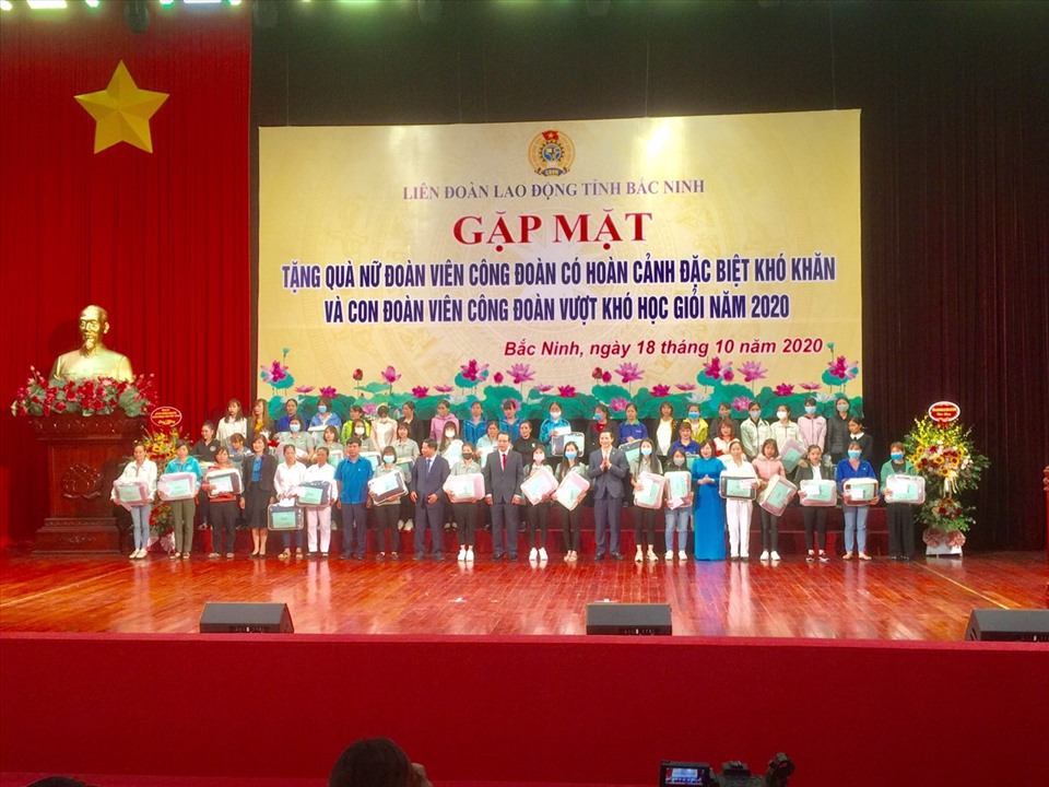 Đại diện Tổng Liên đoàn Lao động Việt Nam, lãnh đạo tỉnh Bắc Ninh, Liên đoàn Lao động tỉnh Bắc Ninh trao quà cho các nữ công nhân lao động có hoàn cảnh khó khăn. Ảnh: N.An