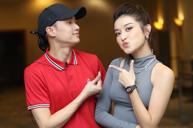 Á hậu Huyền My nhí nhảnh tạo dáng bên nam diễn viên Quốc Trường. Ảnh: Vũ Toàn Sport1.