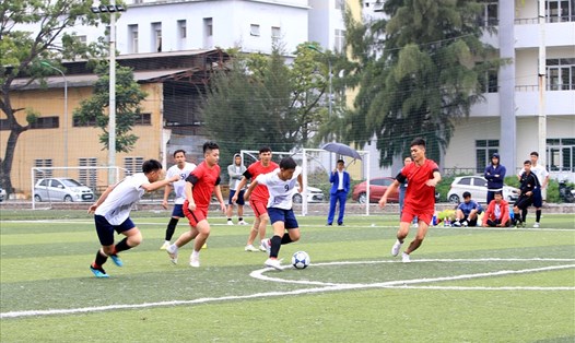 Một pha tranh bóng quyết liệt giữa các cầu thủ. Ảnh: LĐLĐ tỉnh Bắc Giang.