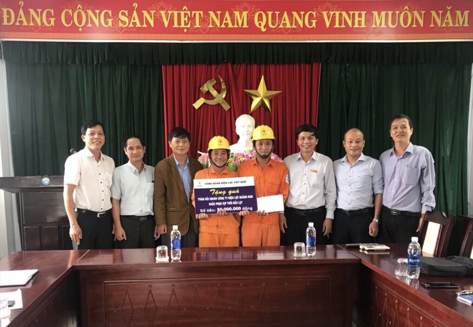 Công đoàn Điện lực Việt Nam hỗ trợ đoàn viên khu vực miền Trung khắc phục hậu quả bão lụt. Ảnh: CĐĐLVN