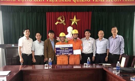 Công đoàn Điện lực Việt Nam hỗ trợ đoàn viên khu vực miền Trung khắc phục hậu quả bão lụt. Ảnh: CĐĐLVN