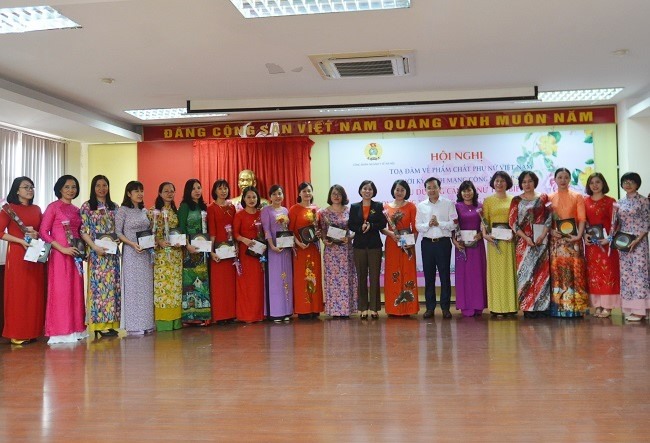 Những cán bộ nữ tiêu biểu được tuyên dương. Ảnh: LĐTĐ