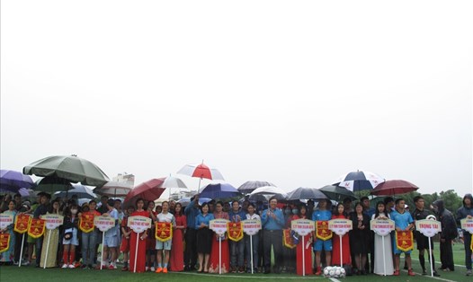 Lãnh đạo Liên đoàn Lao động tỉnh, Công đoàn các Khu công nghiệp tặng hoa chúc mừng các đội tham dự giải. Ảnh: Phạm Minh Hiểu.