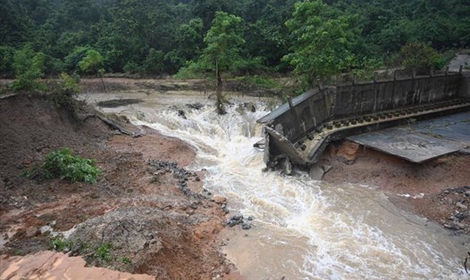Một phần của hồ chứa Ta Hin Ngô ở Thái Lan bị vỡ do mưa lũ, khiến hơn một triệu mét khối nước tràn bờ, nhấn chìm hai ngôi làng ở hạ lưu. Ảnh: Bangkok Post