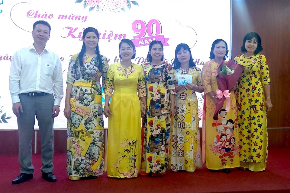 Ban tổ chức trao Giải Nhất “Duyên dáng áo dài Vipesco” cho Nữ công nhân viên Nhà máy Nông dược Bình Dương. Ảnh: CĐHC