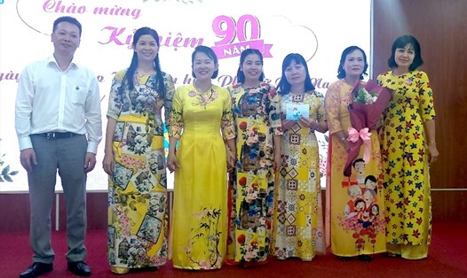 Ban tổ chức trao Giải Nhất “Duyên dáng áo dài Vipesco” cho Nữ công nhân viên Nhà máy Nông dược Bình Dương. Ảnh: CĐHC