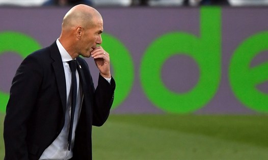 Zinedine Zidane không hài lòng với thái độ của các cầu thủ ở trận Real Madrid thua Cadiz 0-1. Ảnh: Getty Images