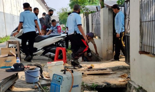 Các nhân viên nhà tù đang kiểm tra lối thoát mà tử tù người Trung Quốc Cai Changpan sử dụng để trốn khỏi nhà tù ở Tangerang. Ảnh: AFP