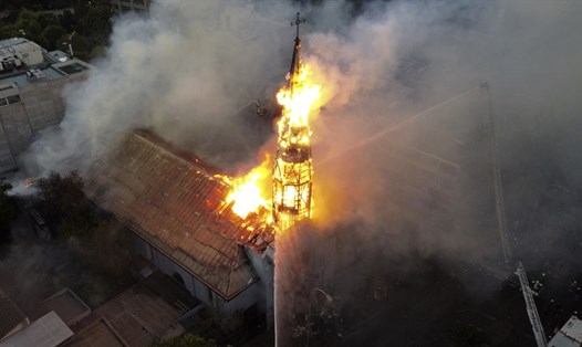 Đám cháy nhà thờ Asuncion ở Santiago, Chile hôm 18.10 nhìn từ trên cao. Ảnh: AFP.