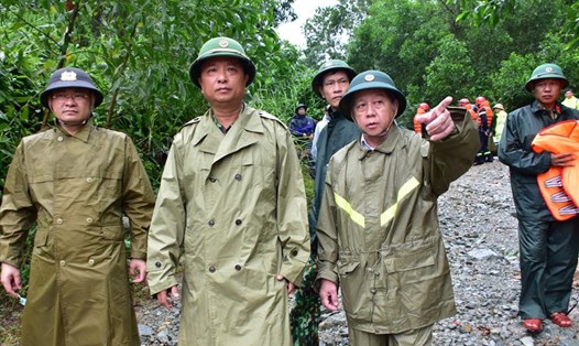Thiếu tướng Hà Thọ Bình (giữa) trực tiệp vào hiện trường thủy điện Rào Trăng 3 để chỉ đạo cứ hộ. Ảnh: Thái Bình