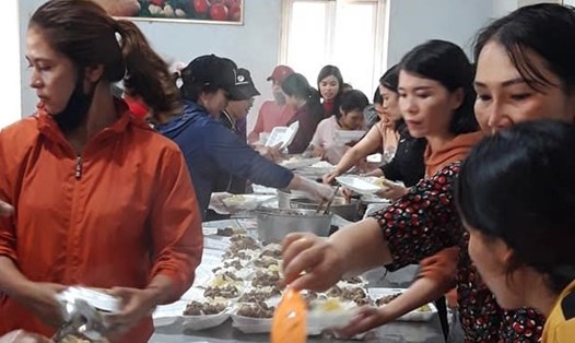 Phụ nữ xã Hướng Phùng (huyện Hướng Hóa) đã tự nguyện tham gia nấu ăn phục vụ bộ đội Đoàn 337 và các lực lượng cứu hộ. Ảnh: Công Sang