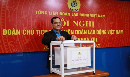 Chủ tịch Tổng LĐLĐVN Nguyễn Đình Khang tham gia ủng hộ đồng bào miền Trung bị thiệt hại do mưa lũ. Ảnh: Hải Nguyễn