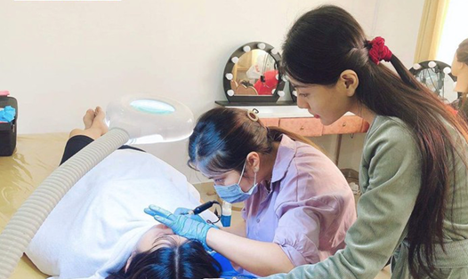 Các học viên đang học thực hành chăm sóc sắc đẹp tại trường Trung cấp Công nghệ Việt Mỹ. Ảnh:VD