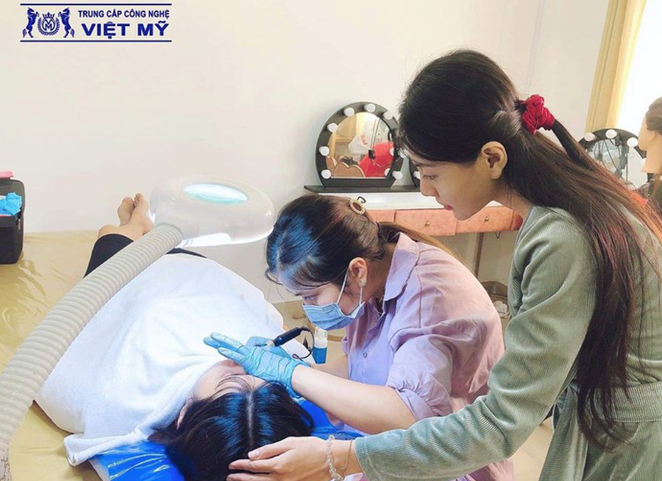 Các học viên đang học thực hành chăm sóc sắc đẹp tại trường Trung cấp Công nghệ Việt Mỹ. Ảnh:VD Các học viên đang học thực hành chăm sóc sắc đẹp tại trường Trung cấp Công nghệ Việt Mỹ. Ảnh:VD