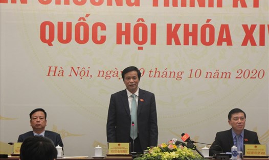 Tổng Thư ký Quốc hội Nguyễn Hạnh Phúc trả lời tại họp báo trước kỳ họp 10, Quốc hội khoá XIV. Ảnh T.Vương