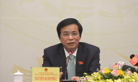 Tổng Thư ký Quốc hội Nguyễn Hạnh Phúc trả lời tại họp báo. Ảnh T.Vương