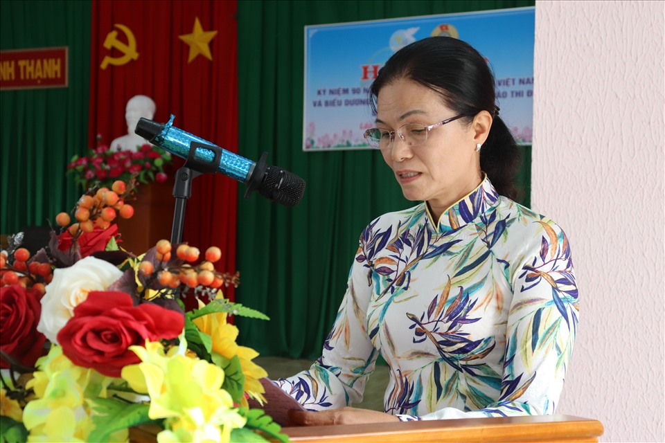 Nữ đoàn viên Nguyễn Thị Ngọc Tuyền chia sẻ về quá trình phấn đấu thực hiện phong trào “Thi đua Giỏi việc nước - Đảm việc nhà” tại buổi họp mặt kỷ niệm Ngày Phụ nữ Việt Nam 20/10. Ảnh: Lưu Hùng