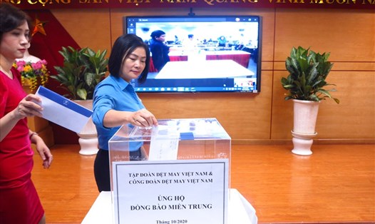 Tập đoàn Dệt may Việt Nam và Công đoàn Dệt May Việt Nam tổ chức Lễ phát động ủng hộ đồng bào miền Trung ngày 19.10. Ảnh: Ánh Hồng
