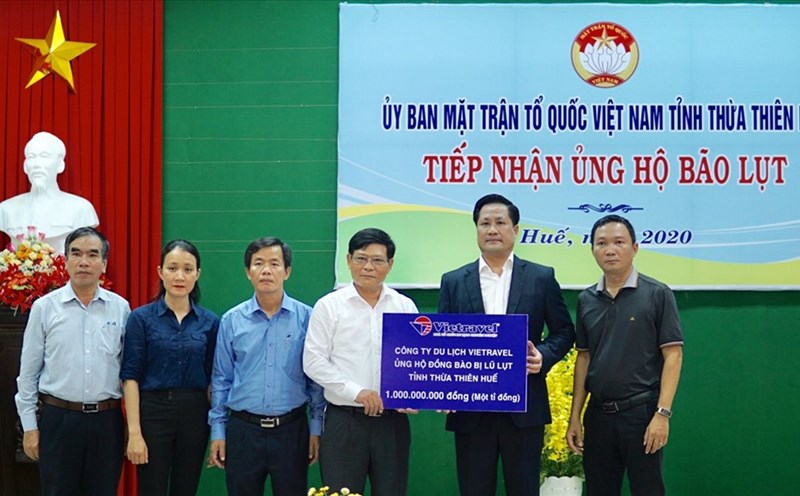 Đại diện Vietravel ủng hộ 1 tỷ đồng cho người dân tỉnh Thừa Thiên-Huế nhằm chia sẻ khó khăn do ảnh hưởng của mưa lũ gây ra.